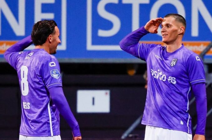 Luka Kulenović izvodi penal i postiže gol