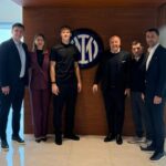 Leon Jakirović sa porodicom na potpisivanju ugovora sa Interom