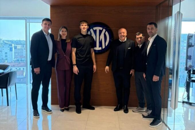 Leon Jakirović sa porodicom na potpisivanju ugovora sa Interom