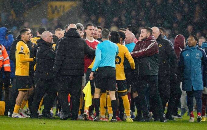 Mikel Arteta zabrinut pored aut-linije nakon što je Arsenal ispustio dva gola